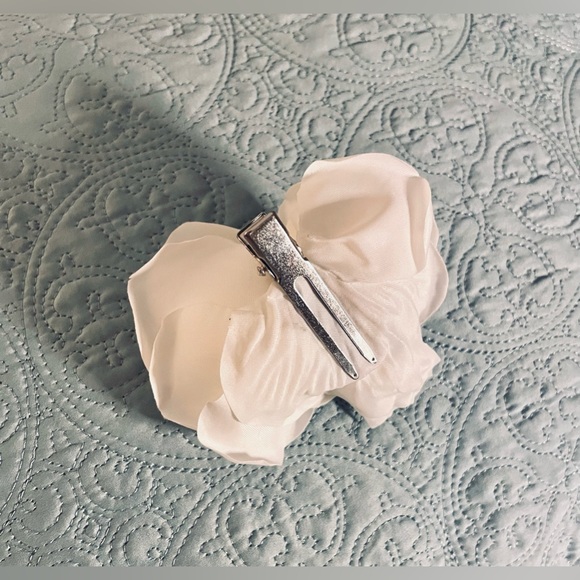 NIB~Romantic Silk Triple Rose Hair Clip - Picture 3 of 7